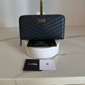 NWOT RARE Luxury Minimalist High Quality Genuine Leather Quilted Fashion Wallet